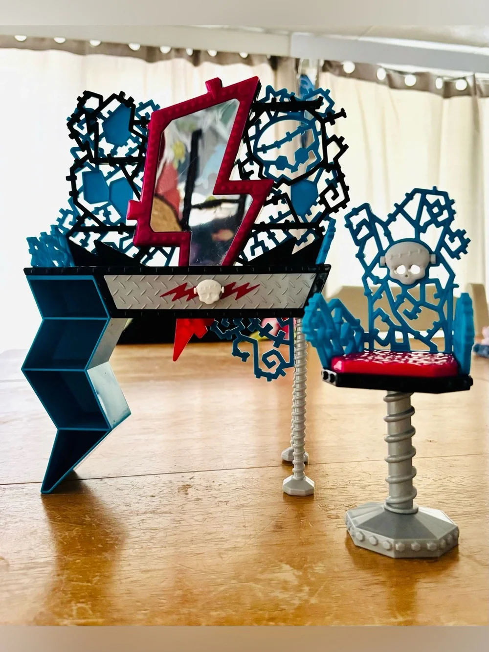 Mattel 2012 Monster High Mirrored Vanity set with opening drawer & swivel chair